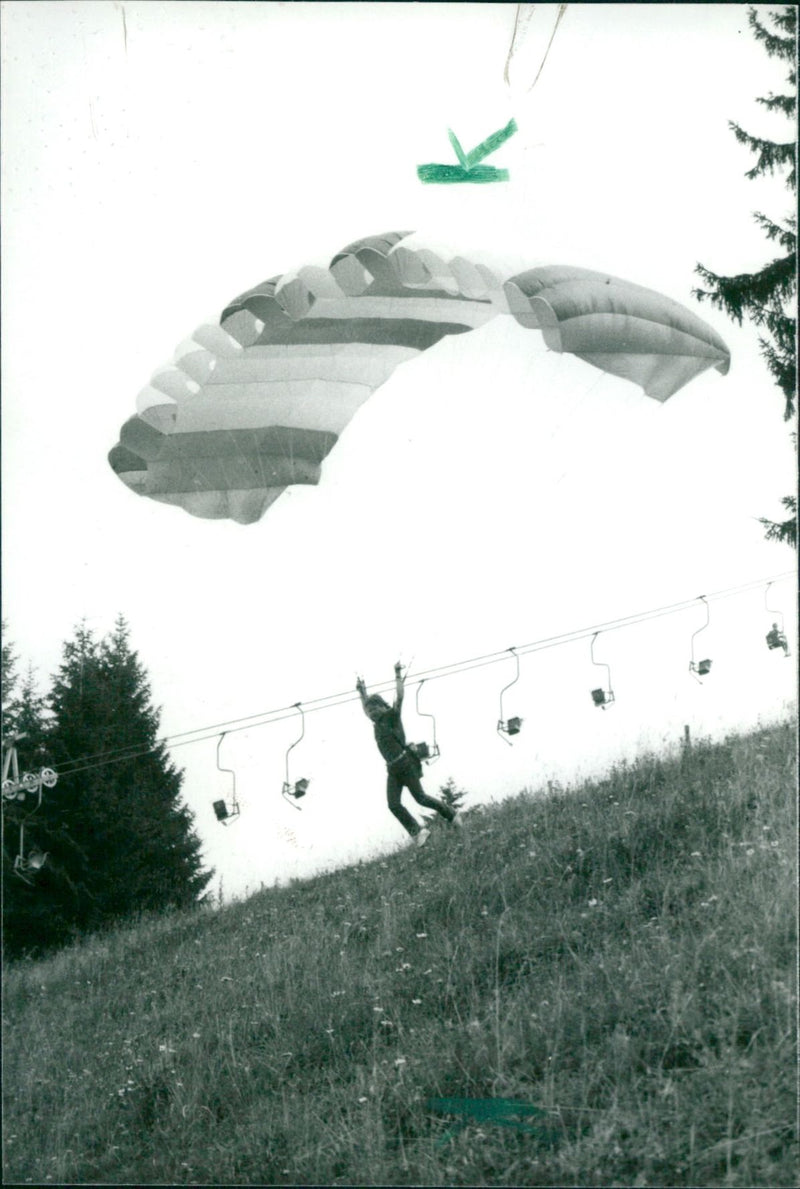 Gleitschirmfliegen - Vintage Photograph