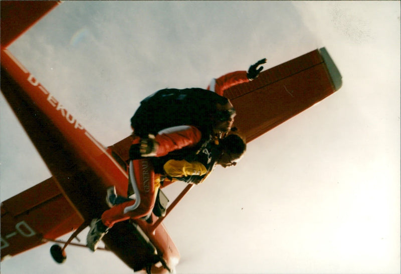 Fallschirmspringen im Tandem - Vintage Photograph