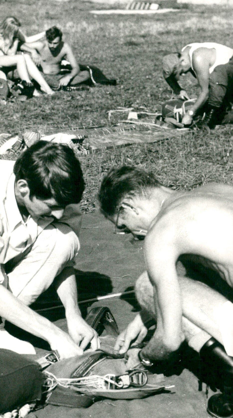 Fallschirmspringer - Vintage Photograph