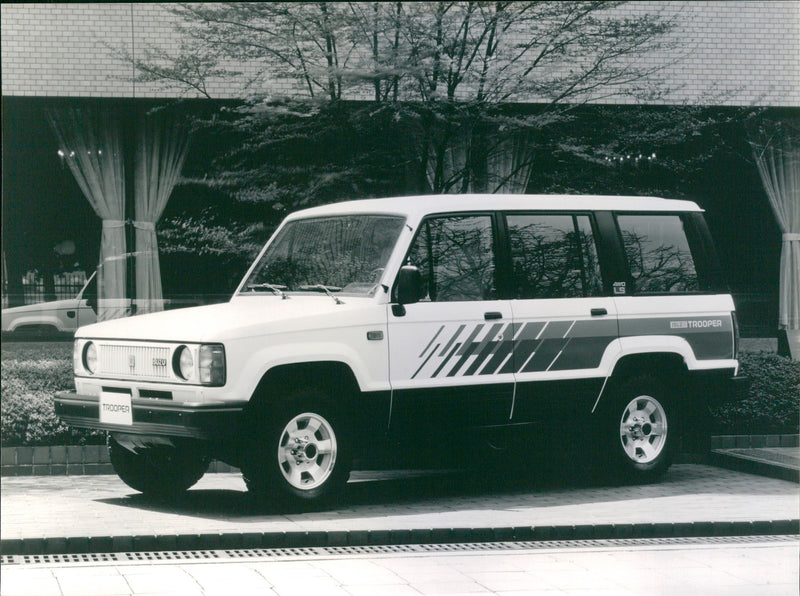 EL ISUZU bietet jetzt den Trooper Gelandewagen auch als 5 - turi - Vintage Photograph