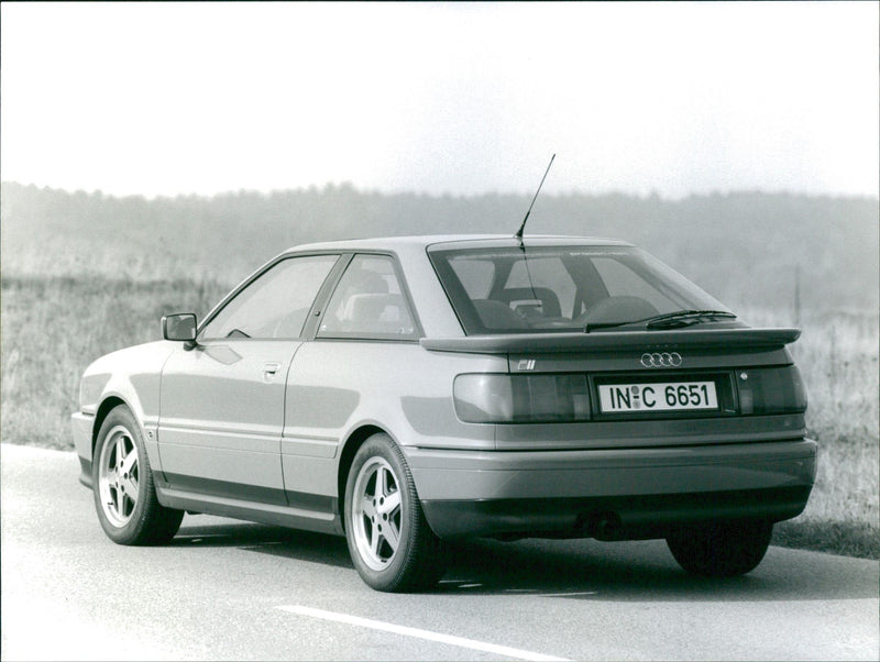 1993 INTERNATIONAL - Vintage Photograph