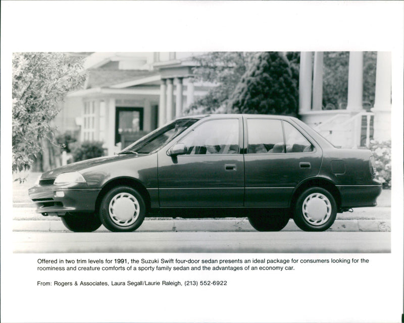 1991 LAURIE RALEIGH LAURA SEGALL FAMILY - Vintage Photograph