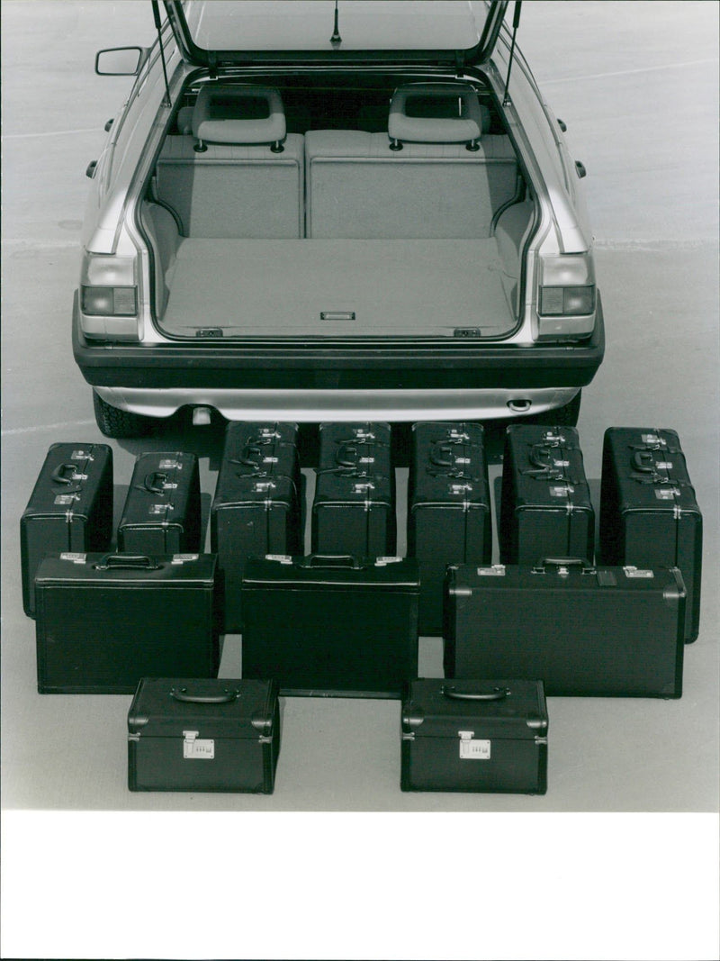 1985 MODELLJAHR - Vintage Photograph