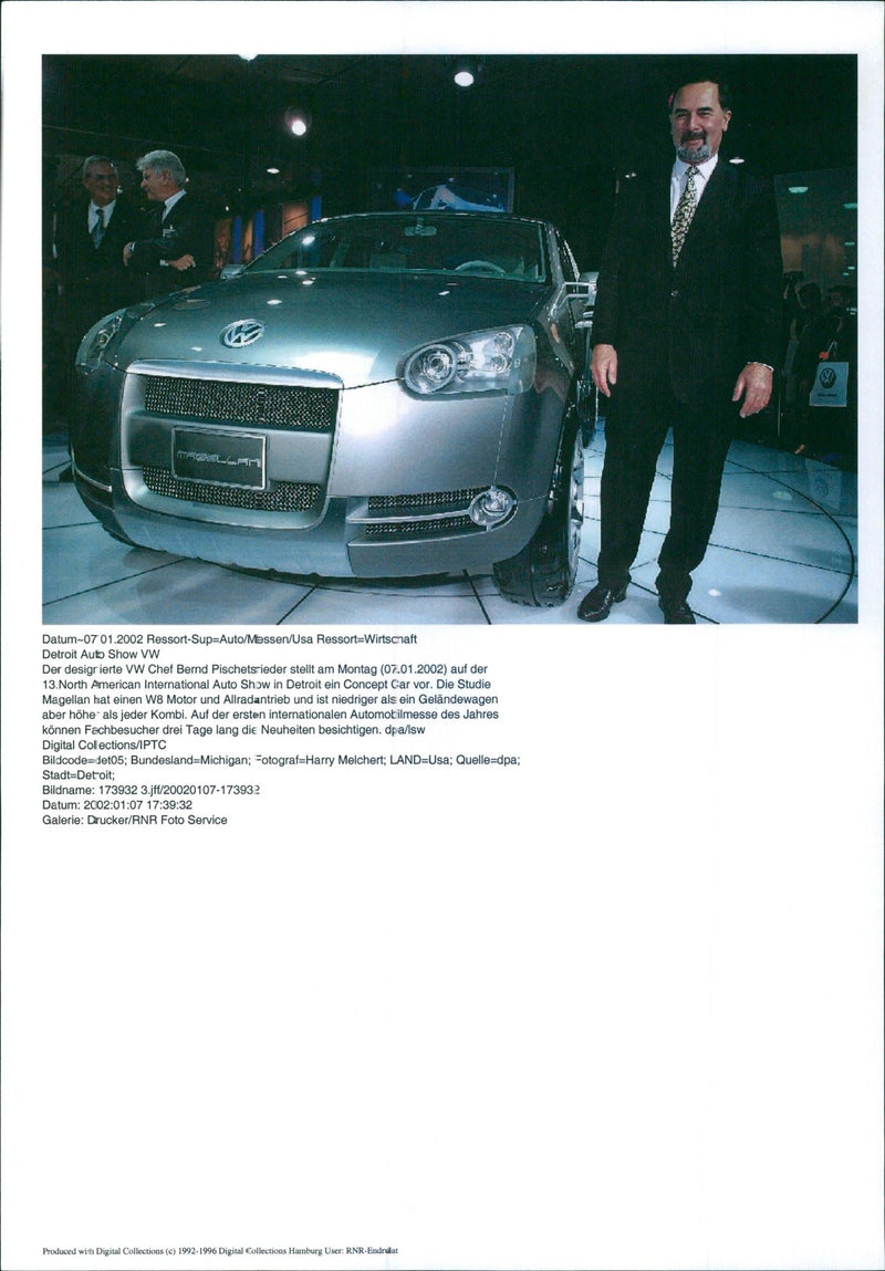 BERND PISCHETS IEDER STELLT FACHBESUCHER BILDNAME MONTAG - Vintage Photograph