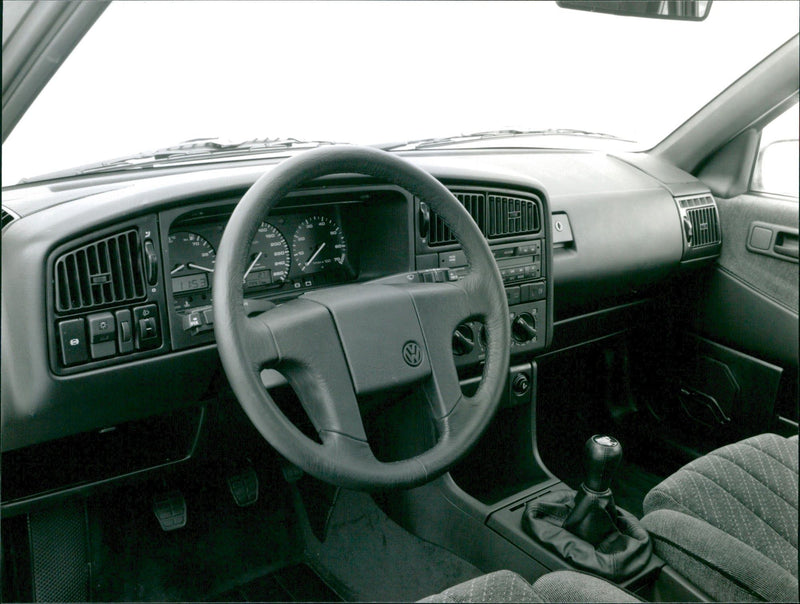 1991 DREHZAHLMESSER UND MULTIFUNKTIONSANZEIGE LEDERLENKRAD ZUR SERIENAUSSTATTUNG - Vintage Photograph