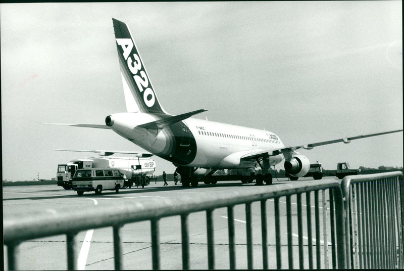 Airbus A 320 - Vintage Photograph