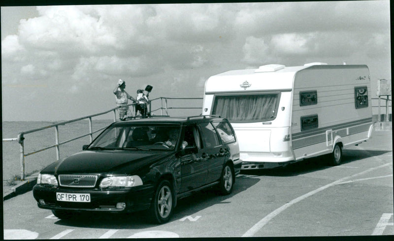 Volvo V70 AWD und Wohnwahen Hobby 495 UK - Vintage Photograph