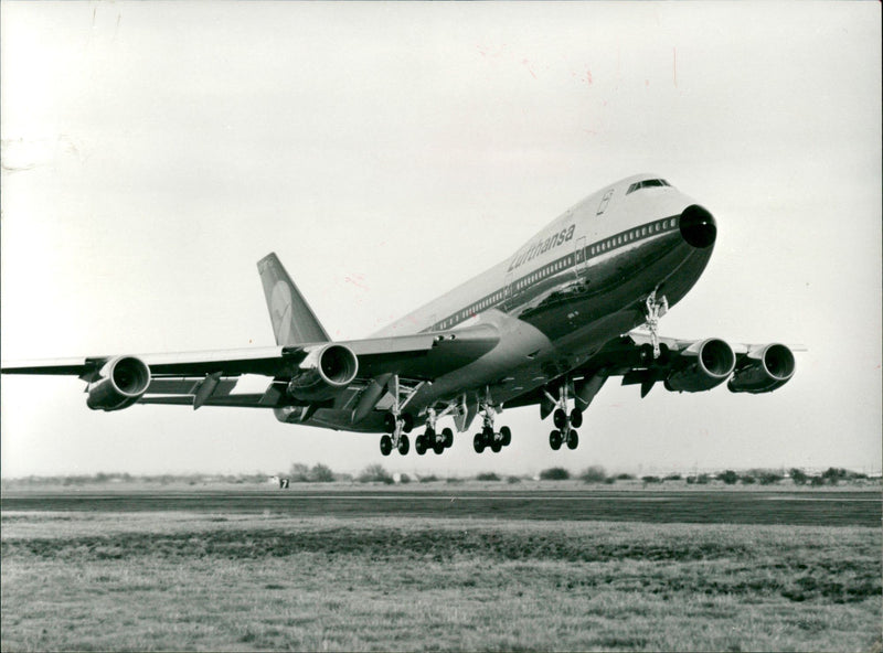 Boeing 747-230 B. - Vintage Photograph