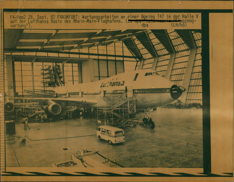 FLOWER BEING JUMBO FLEIGHS SEPT FRANKFURT MAINTENANCE BOEING - Vintage Photograph