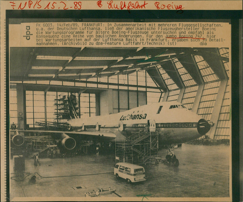 1985 FLOWER BEING JUMBO FLEIGHS AMERICAN AIRCRAFT MANUFACTURER BOEING EXAMINED - Vintage Photograph