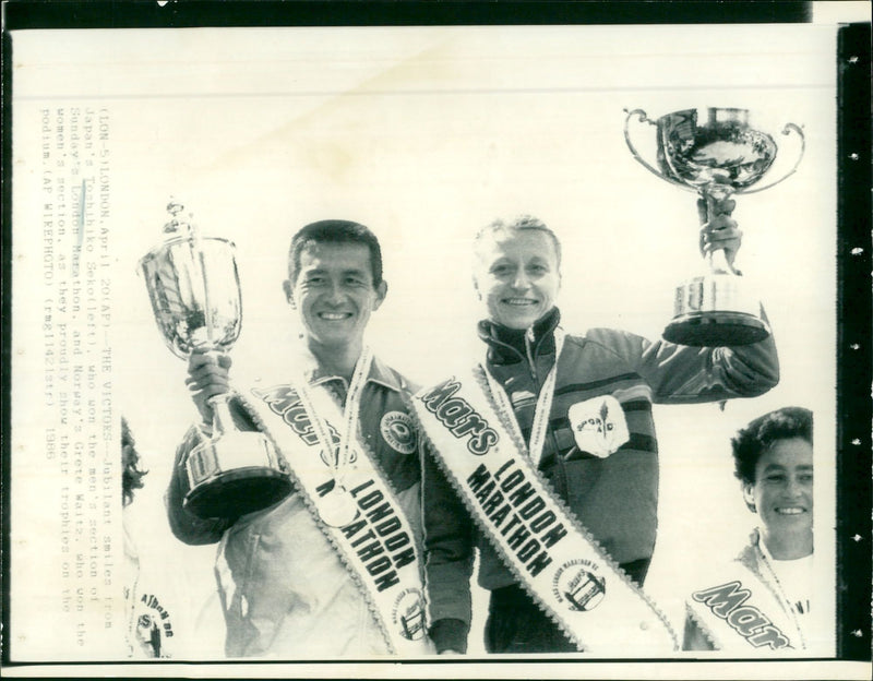 T. Seko and G. Waitz at the 1986 London Marathon - Vintage Photograph