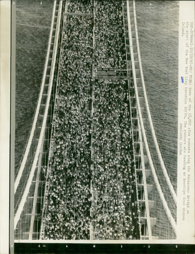 New York City Marathon 1982 - Verrazzano Narrows Bridge. - Vintage Photograph