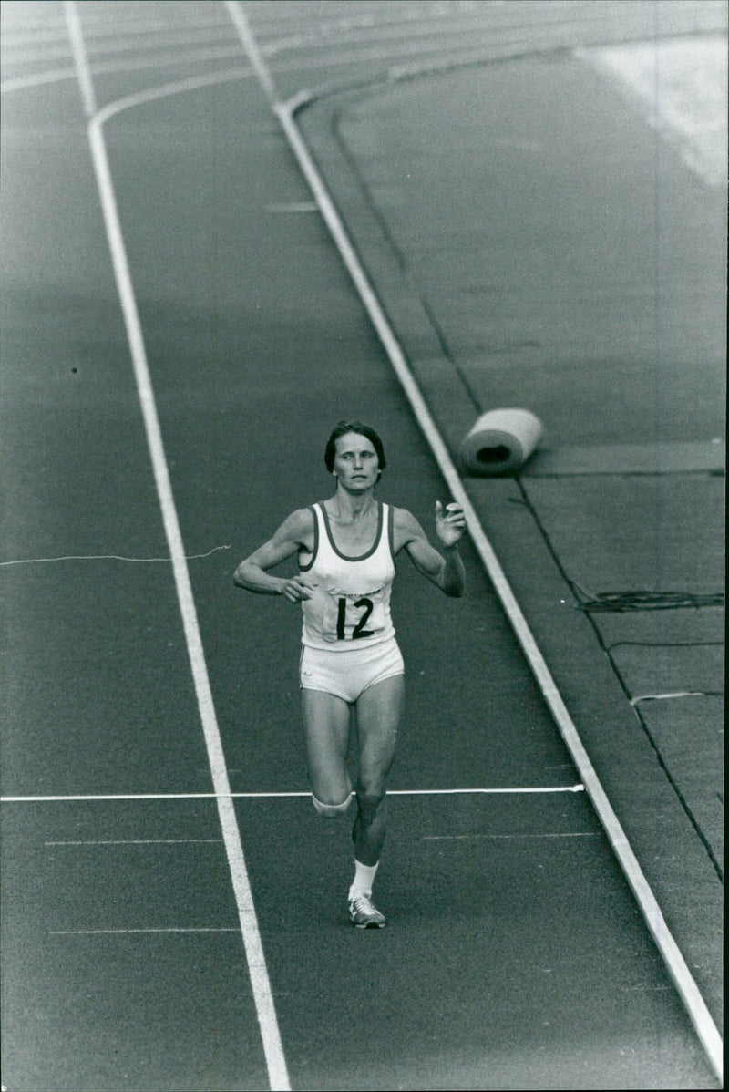 Long distance runner Zoya Ivanova at the 4th International Women's Marathon in Tokyo - Vintage Photograph