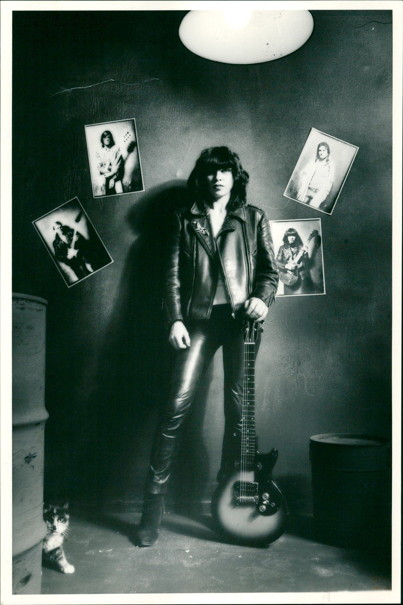 Inga hull - Vintage Photograph