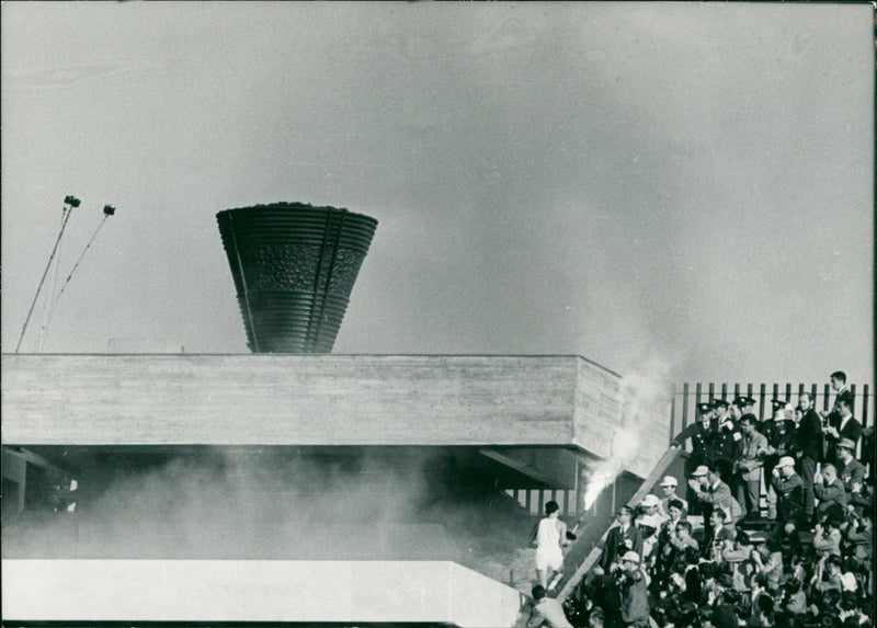 Olympische Sommerspiele in Tokio - Das Olympische Feuer - Vintage Photograph