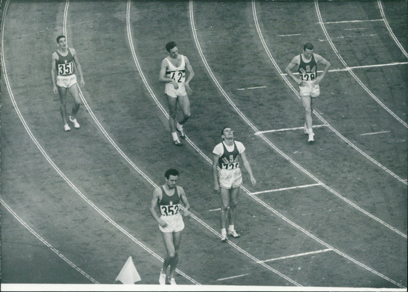 Sprintläufer bei Feind Spielen 1964 - Vintage Photograph