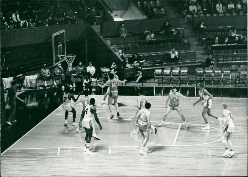 Olympia Tokyo - basketball - Vintage Photograph