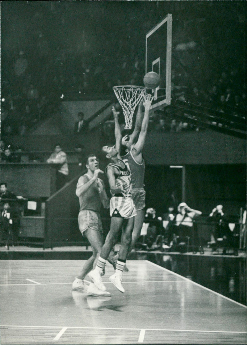 Olympia Tokyo - basketball - Vintage Photograph