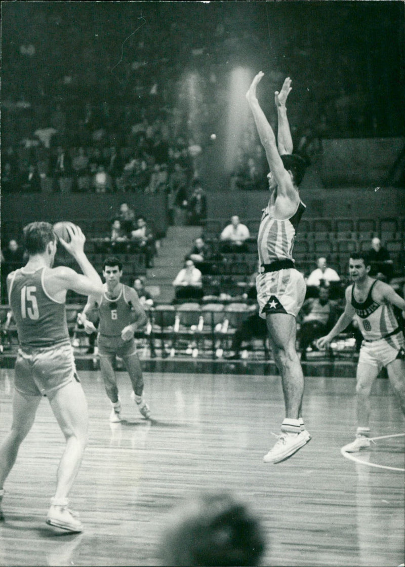 Olympia Tokyo - basketball - Vintage Photograph