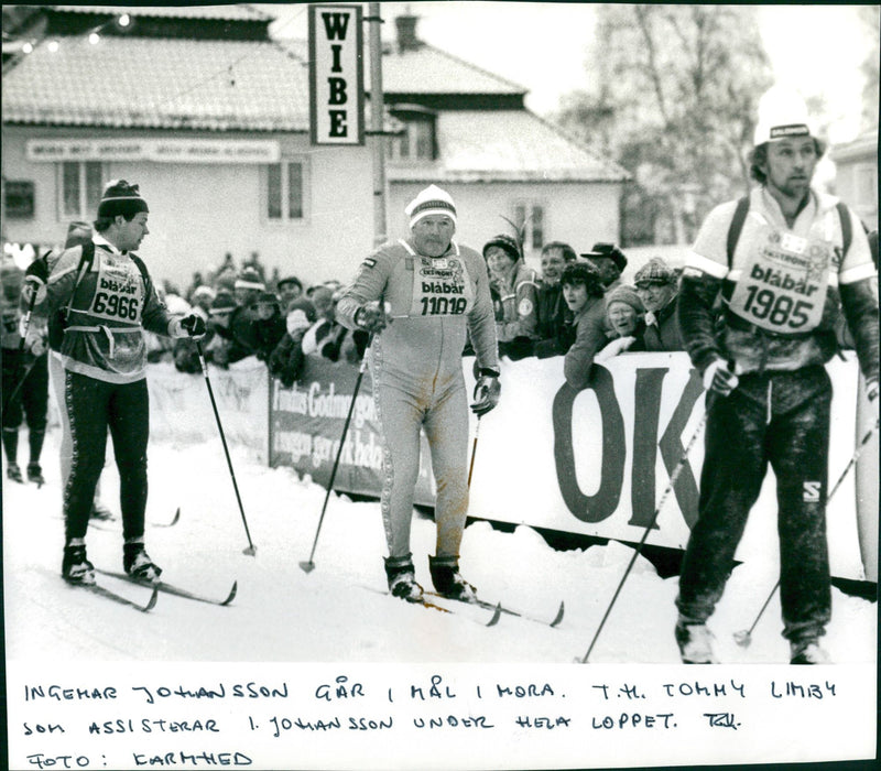 Ingemar Johansson finishes in Mora. T.h. Tommy Limby. Vasaloppet 1983 - Vintage Photograph