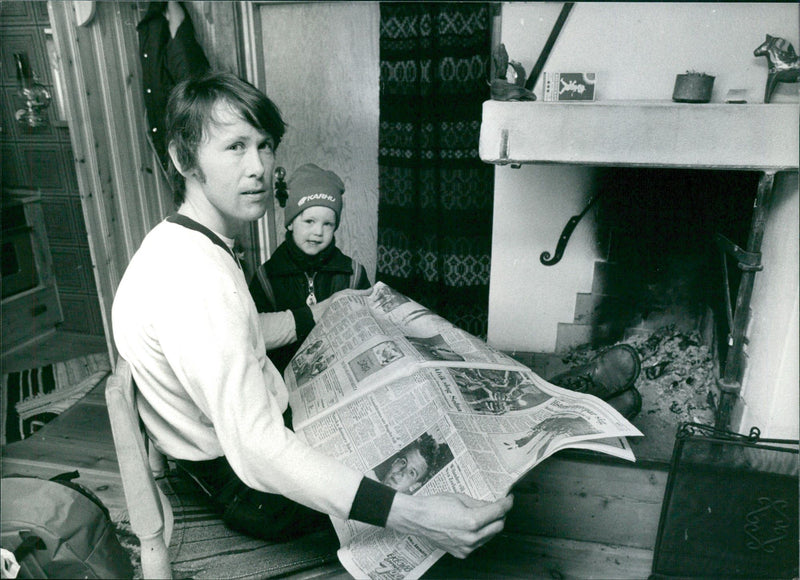 The winner of last year's Vasalopp Lars Frykberg reads about yesterday's Vasalopp. With son Erik - Vintage Photograph