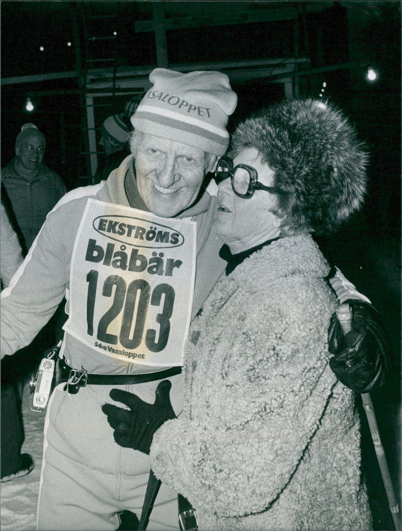 Vasaloppet 1977. 68-year-old Olaf Claesson from Hässlehom gets a well-deserved hug in goal - Vintage Photograph