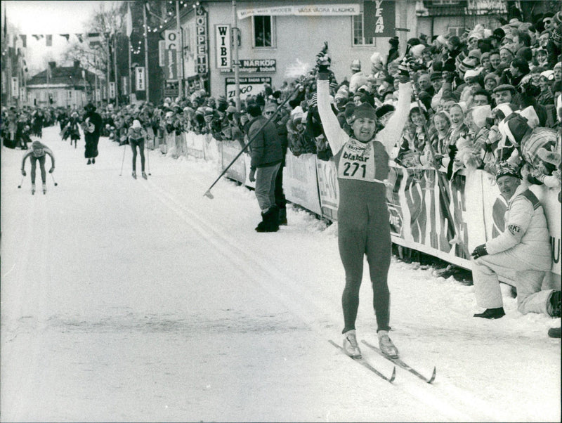 The winner Konrad Hallenbarter finishes. Vasaloppet 1983 - Vintage Photograph