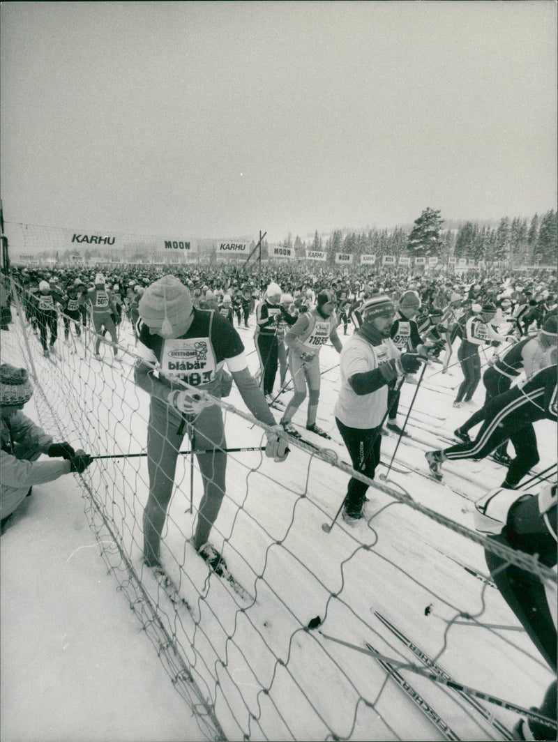 Vasaloppet 1985. A skier is stuck with the pole and gets help - Vintage Photograph