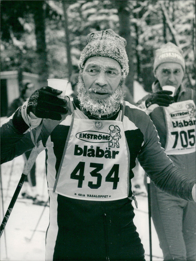 Vasaloppet 1985. Skiers from IK Aluminum, Sundsvall - Vintage Photograph