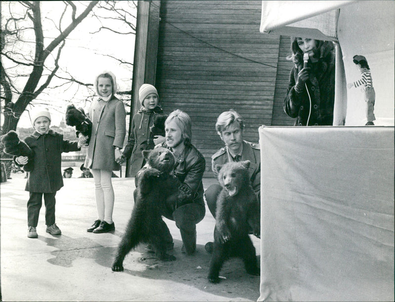 Award ceremony at Skansen. Televinken and Anita handed out the prizes and the animal keepers Leif Wicksell and Anders Wiklund show the bear cubs - Vintage Photograph