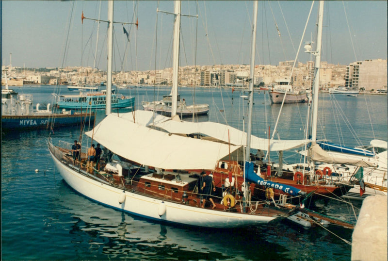 w * 875
NIVEA in
9 8 as - Vintage Photograph