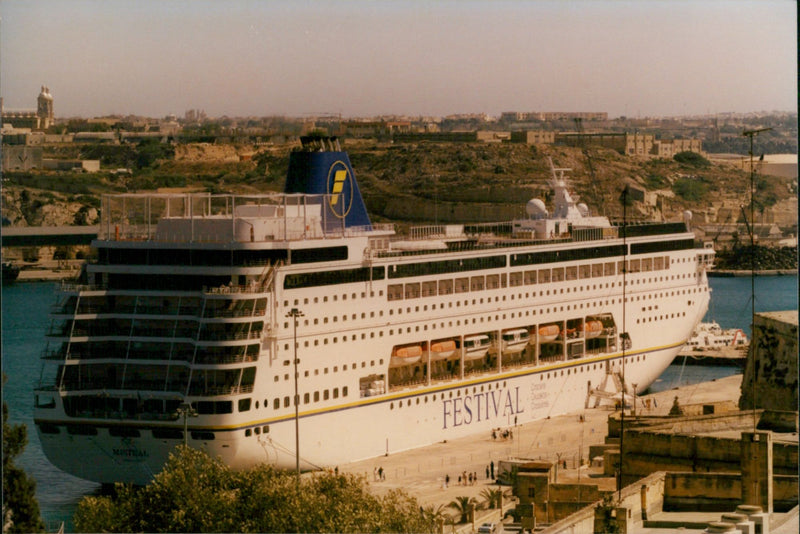 ||||||||||||||| FESTIVA . UVUVEL AIDAvita . - Vintage Photograph