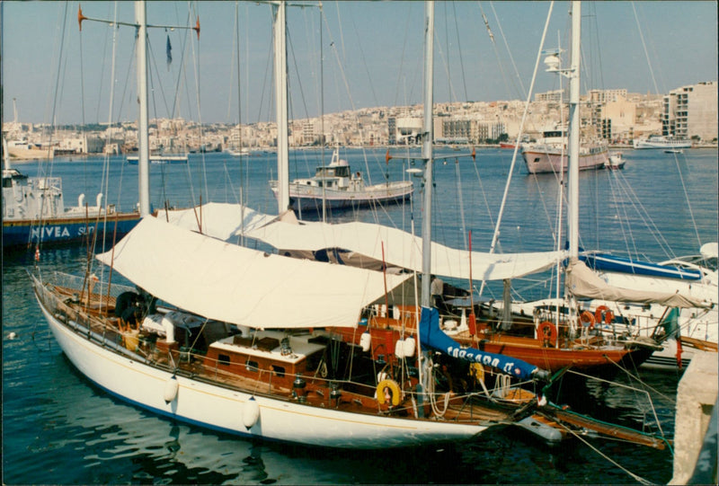 w 8 95
NIVEA in
9 8 as - Vintage Photograph