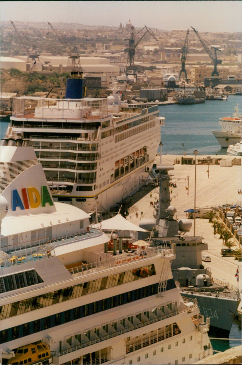 ALDA THE UVUVEL AIDAvita . - Vintage Photograph