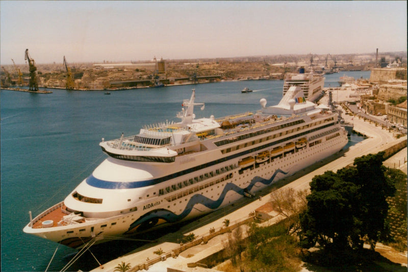 AIDAvita UVUVEL AIDAvita . - Vintage Photograph