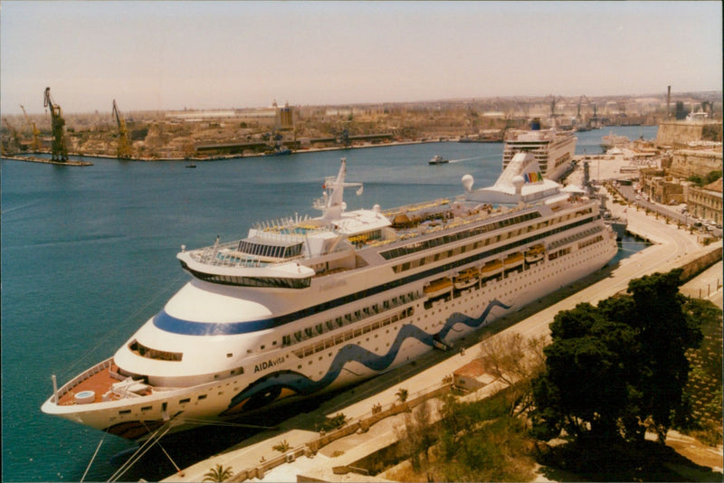 AIDAvita . V UVUVEL AIDAvita . - Vintage Photograph