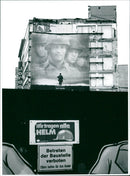 1998 JOINTS MARKS SPENCER WEAR ALL HELM ENTERING FILM JAMES - Vintage Photograph