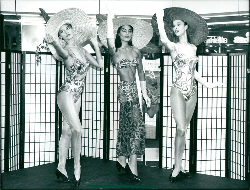1992 SPRING LAUN HERTIE FRANKFURT I SHOWED A SHOW AND HITS BEIGE FILM - Vintage Photograph