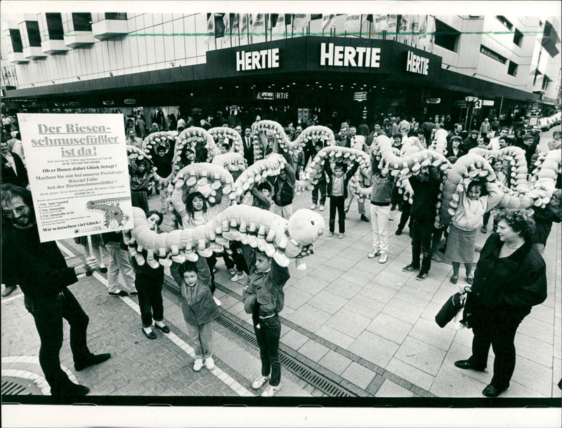 1987 EVENT BOYS AND GIRLS WERE DISTRIBUTED SHEW FILM - Vintage Photograph