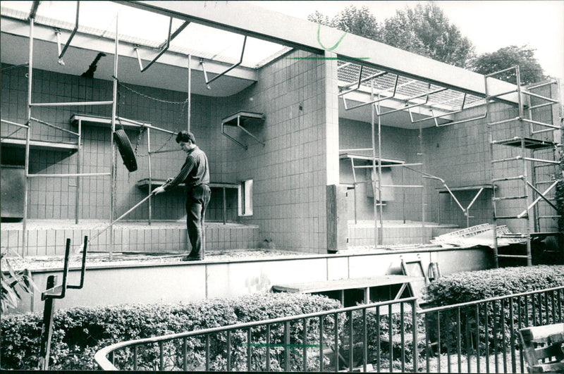1989 TIESHAUS GEEGE DIFFERENT CONVERSION CONSTRUCTION TIERH FILM - Vintage Photograph