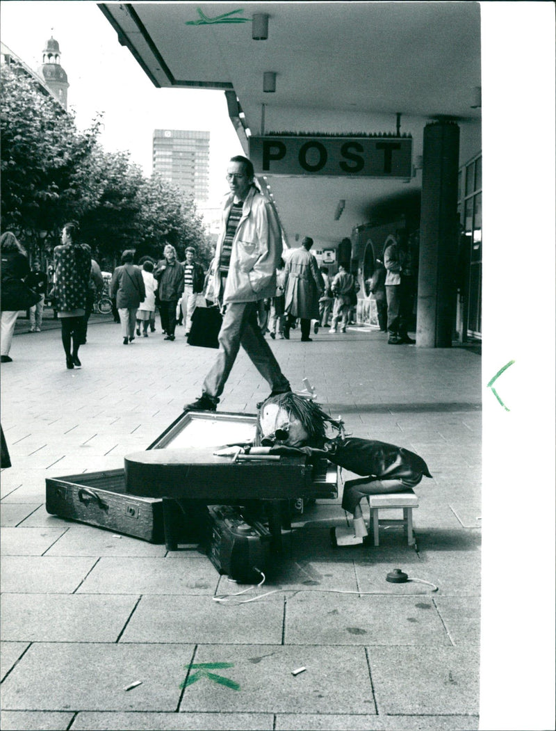 1993 NAGLATS MUSICIANS EVEN PUPPET TAKES BREAK ARTIFICIAL LIFE BAND - Vintage Photograph