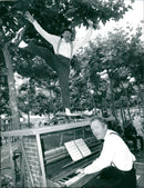 NAGLATS MUSICIANS MAYNE SCHLAGER YOU ROLL PIANO THROUGH - Vintage Photograph