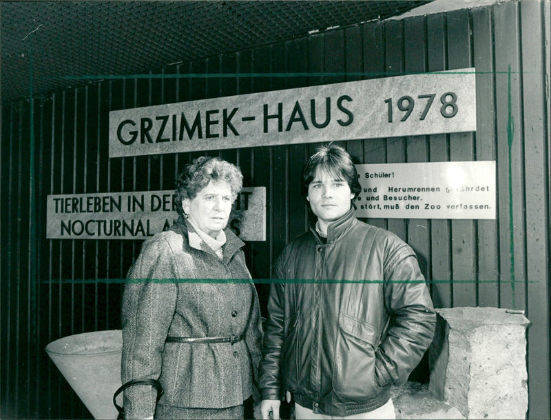 1987 GEZIMEK HOURS LOCATED ZOO FRA FILM - Vintage Photograph