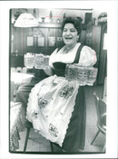 1985 CHARGES RINK BUT HAL ALTHROUGHTIN LONGER STANDS HER PUB SHE FILM - Vintage Photograph