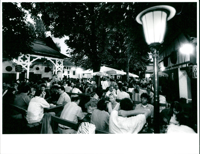 CHARGES RINK FRANKFURTS MOST FAMOU FILM - Vintage Photograph