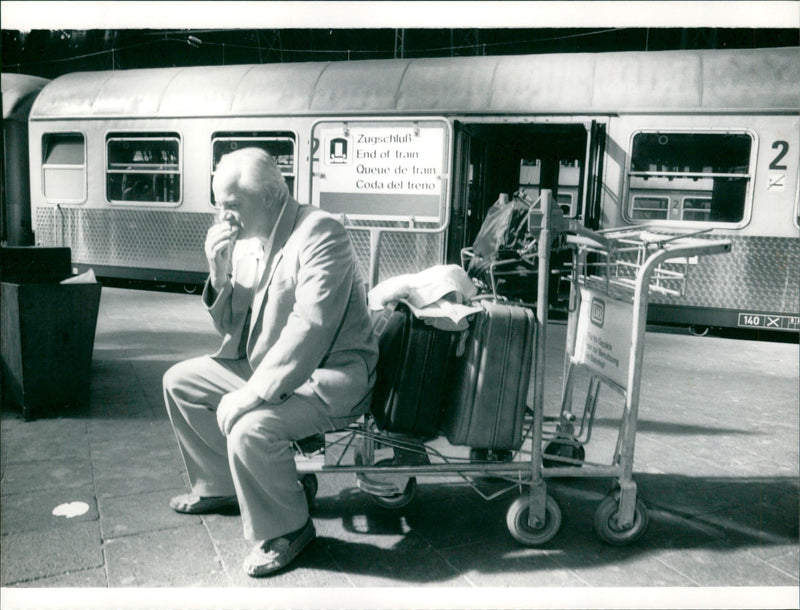 MAIN RAILWAY STATION ENDE OSONEN SMALLR PERSON TRAIN LOOP END FILM - Vintage Photograph