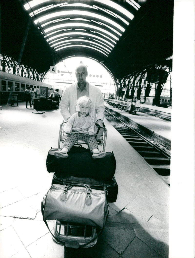 MAIN RAILWAY STATION END OSONEN SMALLR PERSON FILM DIRECT - Vintage Photograph