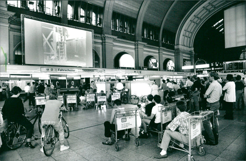 1995 MAIN RAILWAY STATION SECURITY POLICE FEDERAL PEUPLES HUTZ RESCU FILM - Vintage Photograph