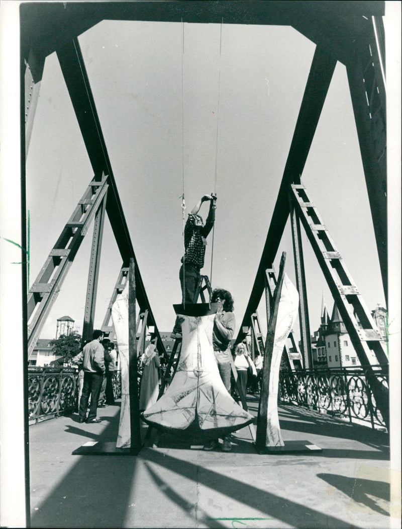 1987 EXHIBITIONS ALBATROSS KUNS ART IRON SLEG GROUP FILM - Vintage Photograph
