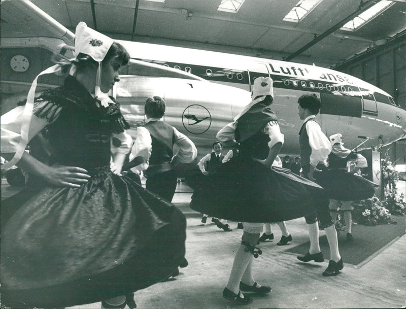 1979 LOADING EXTRA CLEANING FOLDER THERE RHEIN MAIN TADEUSZ DABROWSKA PRES - Vintage Photograph